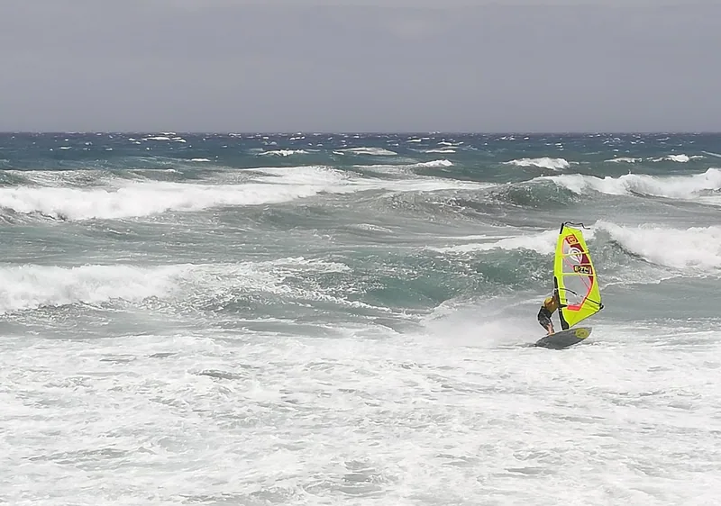 Vindsurfare i brytande vågor vid Pozo Izquierdo på Gran Canaria
