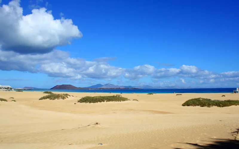 Sanddynerna vid Corralejo på Fuerteventura med havet bakom