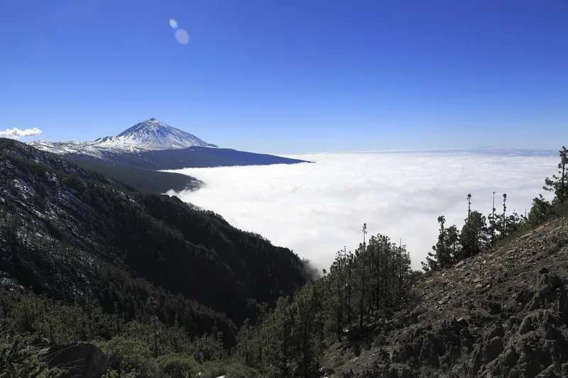 Passadmolnen ligger som ett tak under Teides topp på Teneriffa