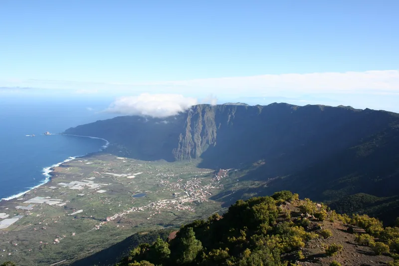 Den branta klippväggen som ramar in El Golfo på El Hierro
