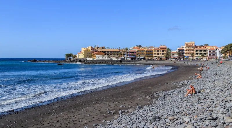 Stranden La Playa i Valle Gran Rey med hus längs promenaden