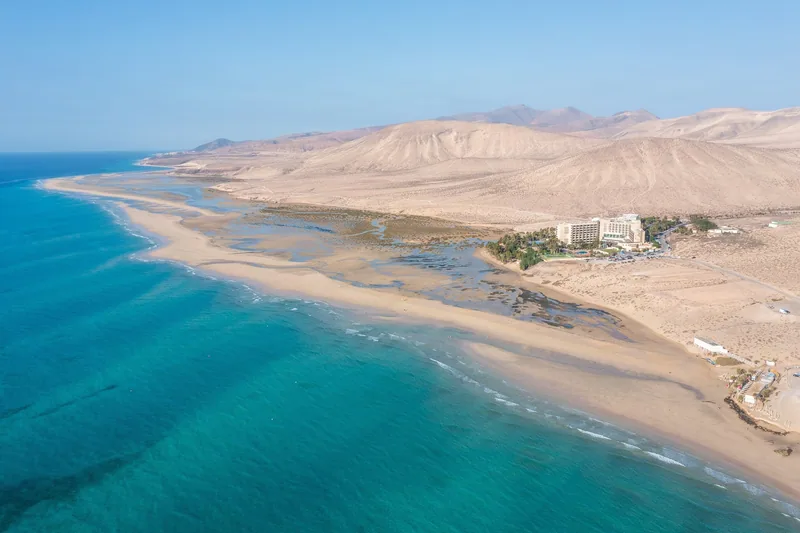 Lagunen vid Playa de Sotavento sedd från luften med turkost grunt vatten