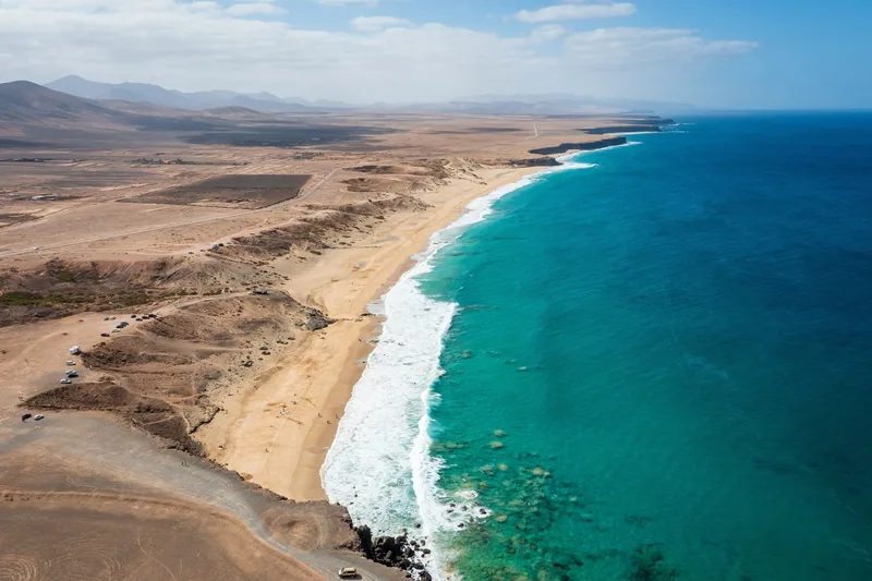 Den långa västkuststranden vid El Cotillo fotograferad från luften
