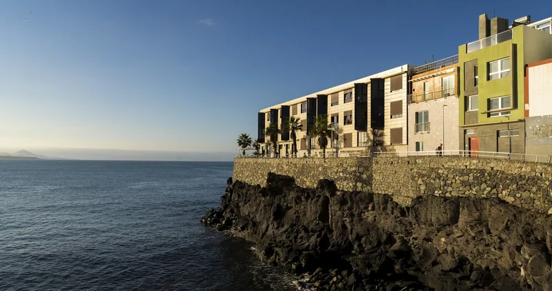 Husrad längs havet i Las Palmas de Gran Canaria i kvällsljus