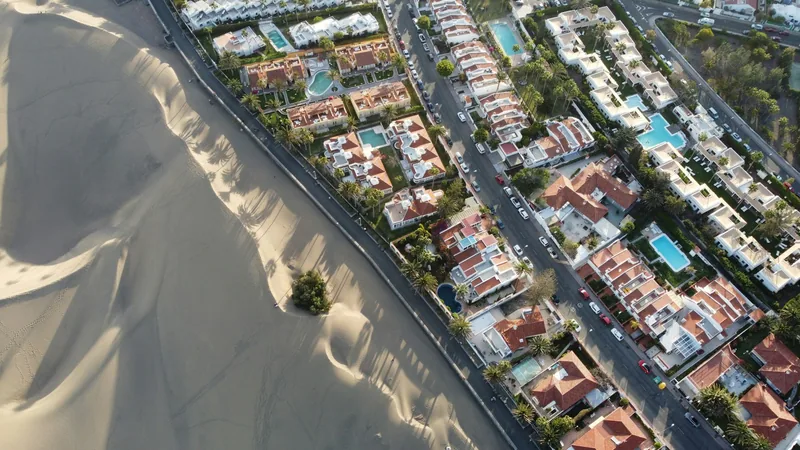 Maspalomas sanddyner som möter hotellkvarteren, sett från luften