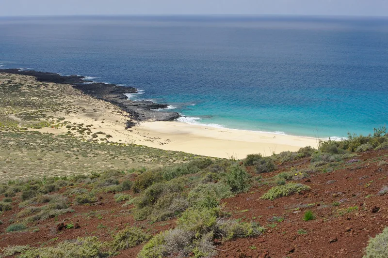 Playa de las Conchas sedd uppifrån Montaña Bermeja på La Graciosa