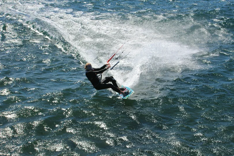 Kitesurfare som skär genom vågorna utanför El Médano på Teneriffa