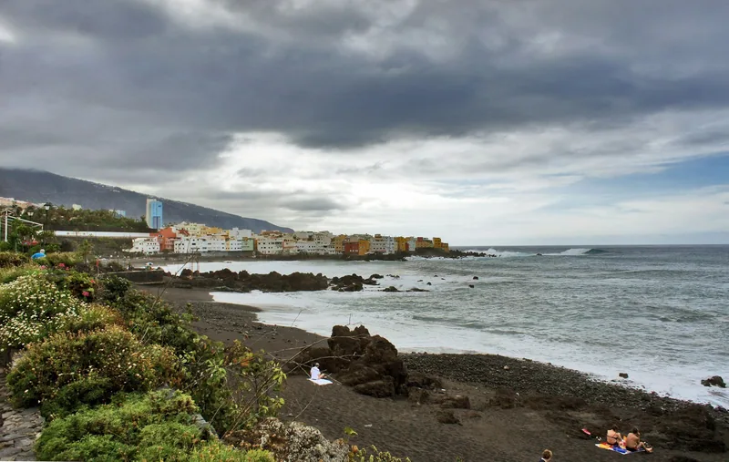Molnig dag vid lavakusten i Puerto de la Cruz på norra Teneriffa